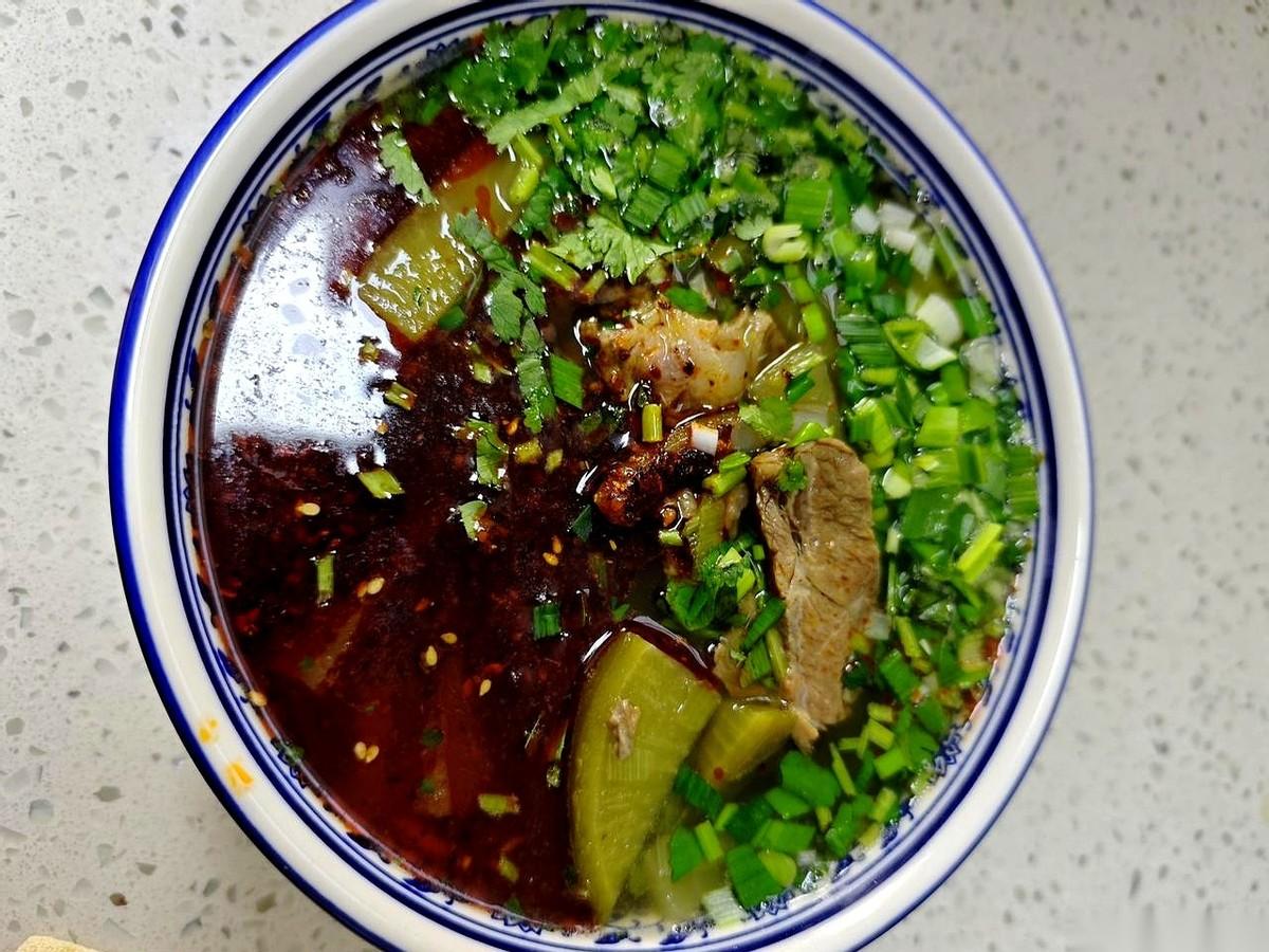 千里迢迢从兰州背回来的那瓶醋，我一直没舍得开。
今天，就为了这一碗面，开了。
就