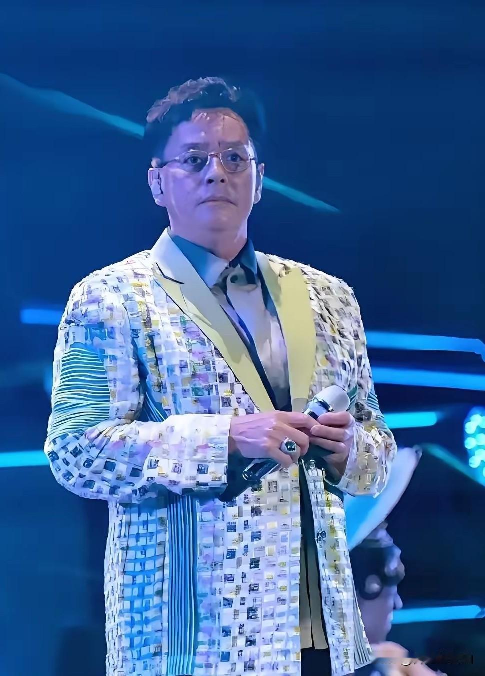 明眼人都看出来，
76岁谭咏麟之所以开演唱会，
不是为了捞钱，也不是为了博流量，