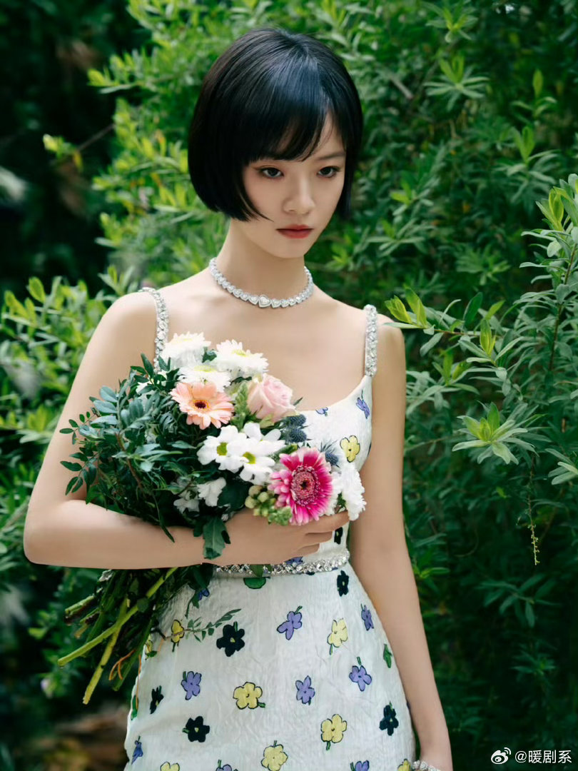 李庚希大女主的逐梦之路李庚希逐梦戛纳圆满收官 红毯上穿豹纹裙又野又亮眼，私下还是