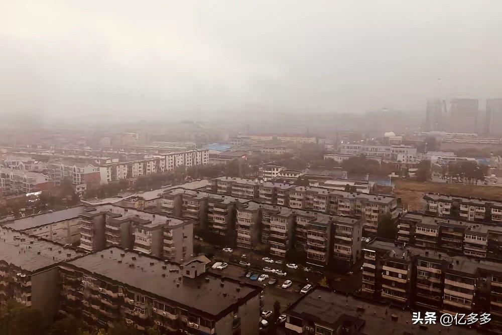 北京这场秋雨，昨天给多少人浇懵了？
我早上出门没带伞，短短几百米路，裤腿直接湿到