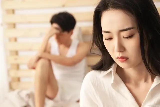 男子隐瞒婚史与21岁女孩交往，女孩被其原配非法拘禁、殴打、拍视频后坠楼身亡，原配