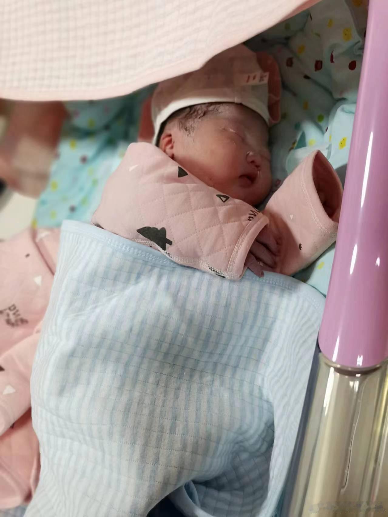 #美的其中一种是妈妈# 迎接新生命总是开心和幸福的，我这8斤的大侄女可爱吧？从备