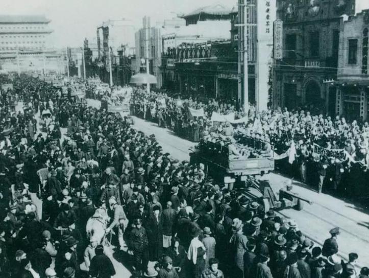 先搜集太平轮事件的权威史料。史料极丰，现在撰写完整文案。注意：开篇提到"叶秀峰"