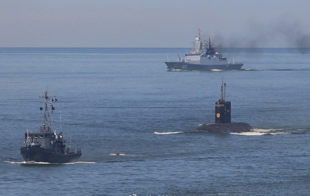 武装护航
俄罗斯已在北大西洋部署了一艘潜艇和其他海军舰艇，抑制 “玛丽内拉” 号