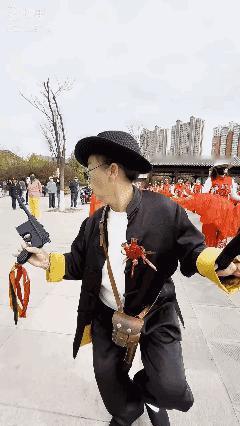 大同汉姐秧歌队
看不出是吧？是位大姐姐演绎的[泣不成声]