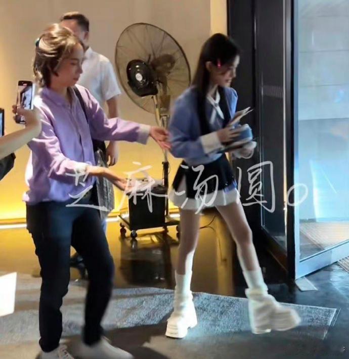 鞠婧祎的鞋亮了 