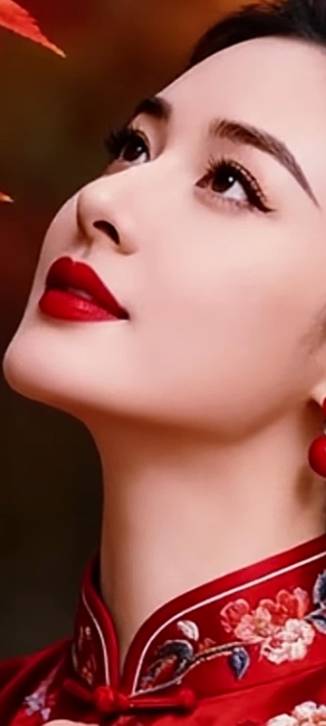 惊艳的东方美人，红唇与红衣相映成辉，古典韵味十足！