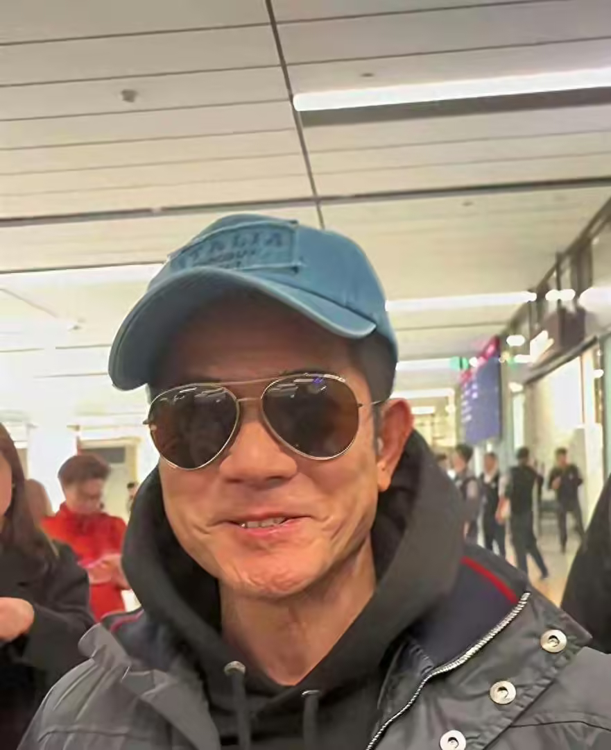 郭富城陪老婆方媛回安徽过年，身高年龄都太有梗，人群中特别显眼 