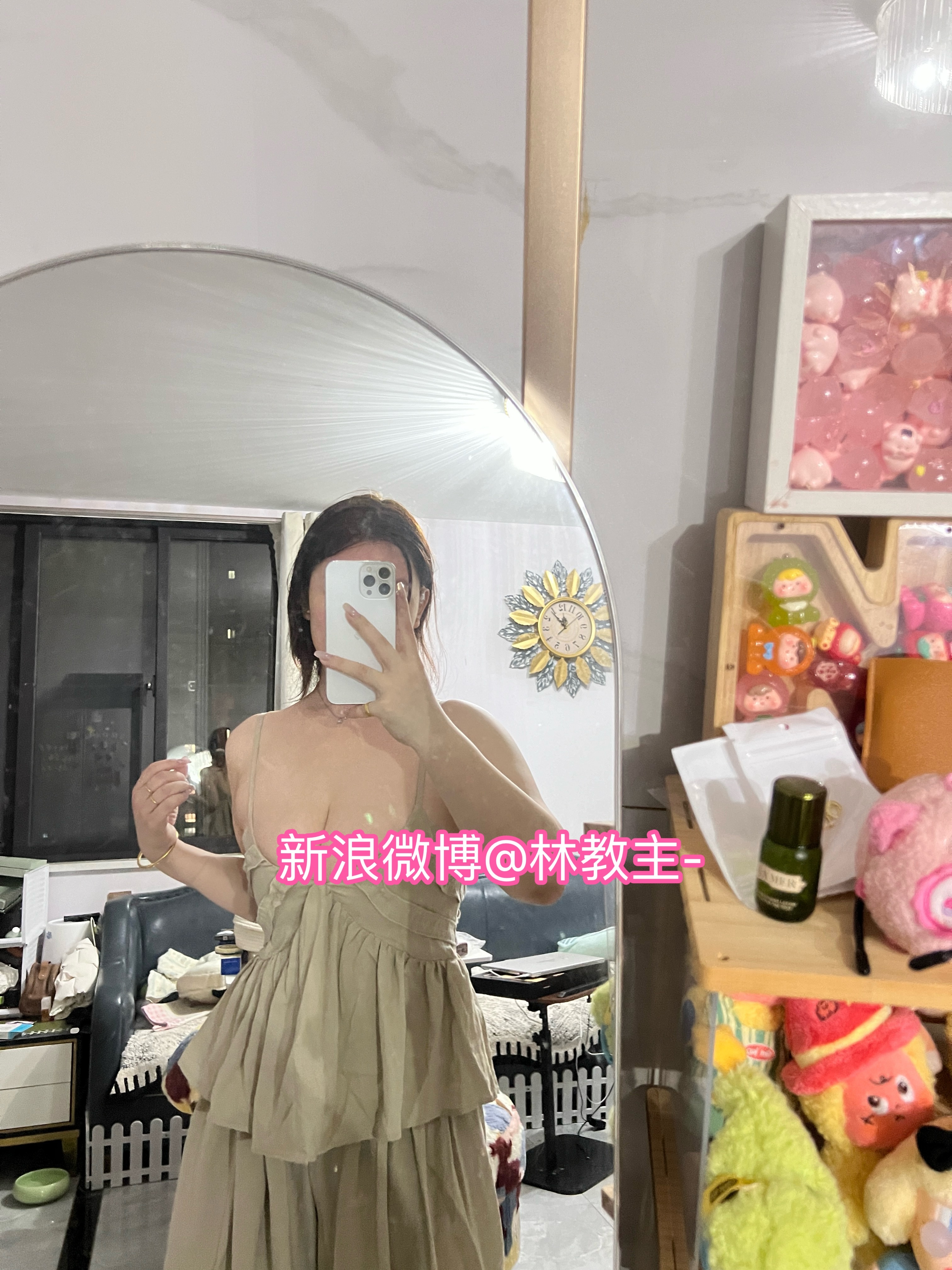 女装我并不知道您这是怎么了...胸正中间凸起来一块 腰左右两侧也不对称各凸各的这