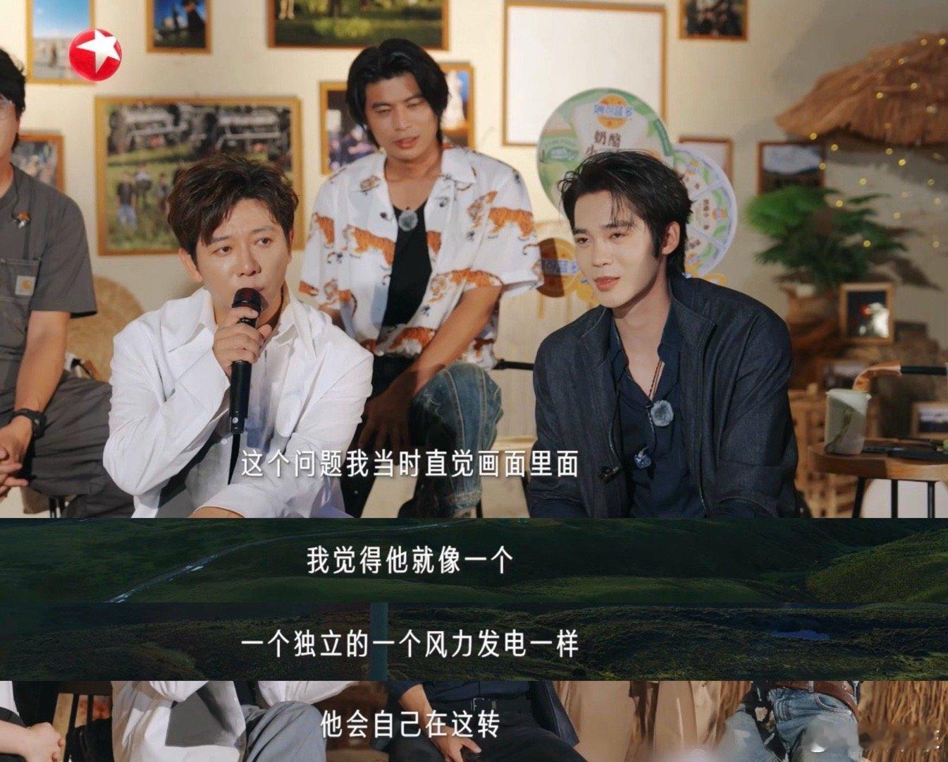 于适在《听谁在唱歌》收官嘉年华上，眼神里满是故事。认真倾听时嘴角带笑，眼中却泛起