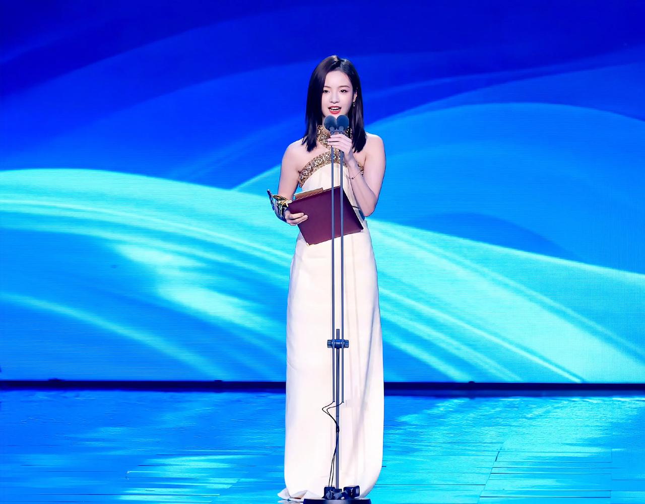 李庚希荣获金鹿奖影后：演技与努力的完美融合

近日，备受瞩目的电影盛会中，一位年