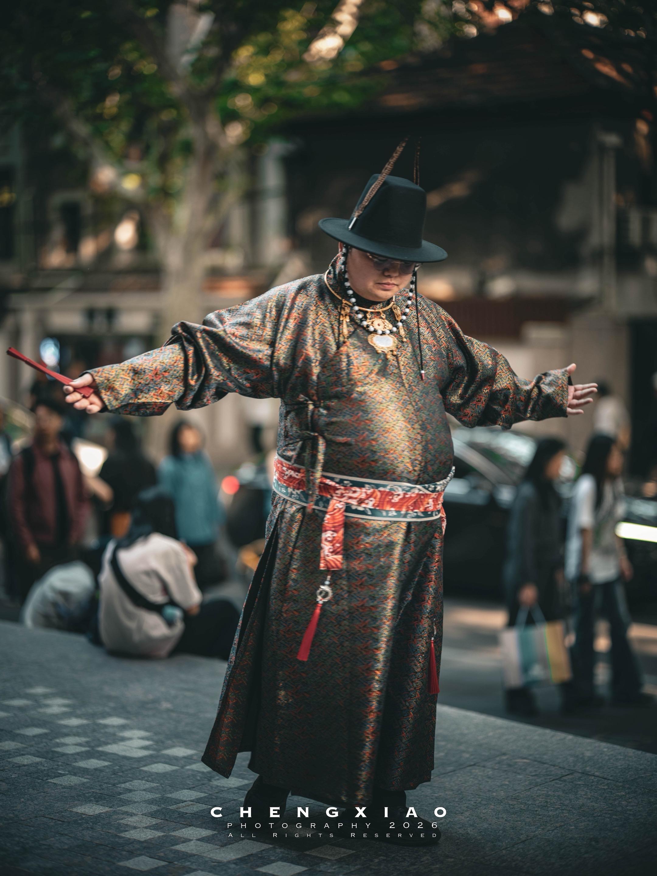 这才是中华血脉的感觉。上海街头的明制汉服➕大帽