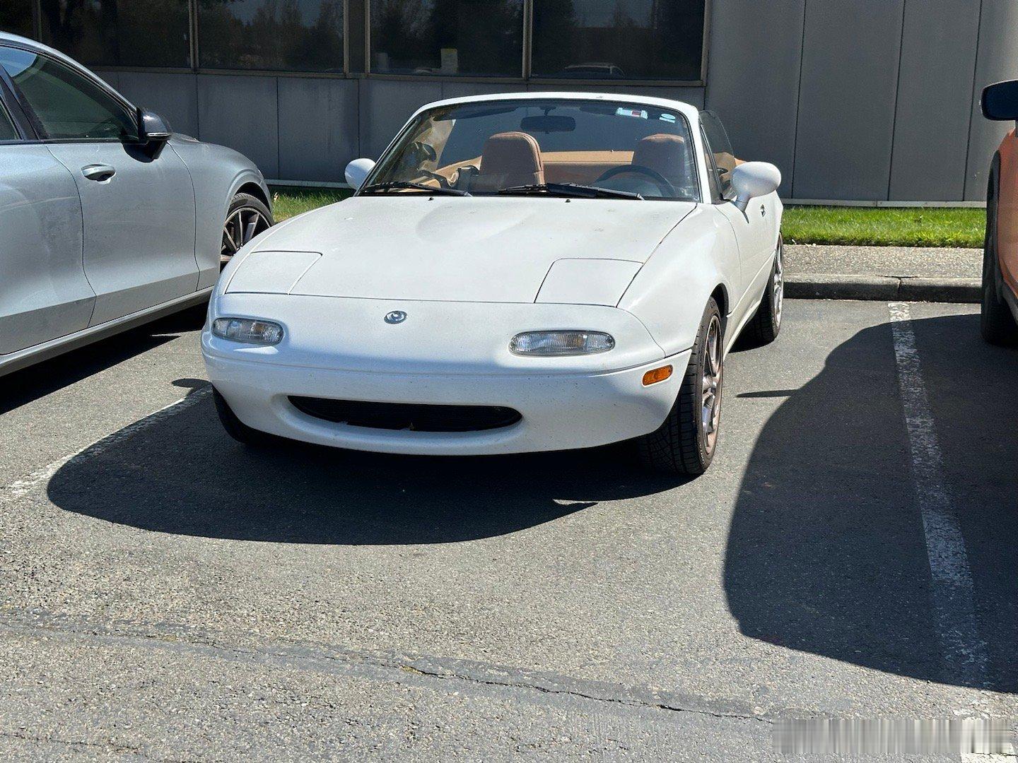 白色的NA Miata，棕色内饰好少见，我很喜欢。[嘻嘻][good] ​​​