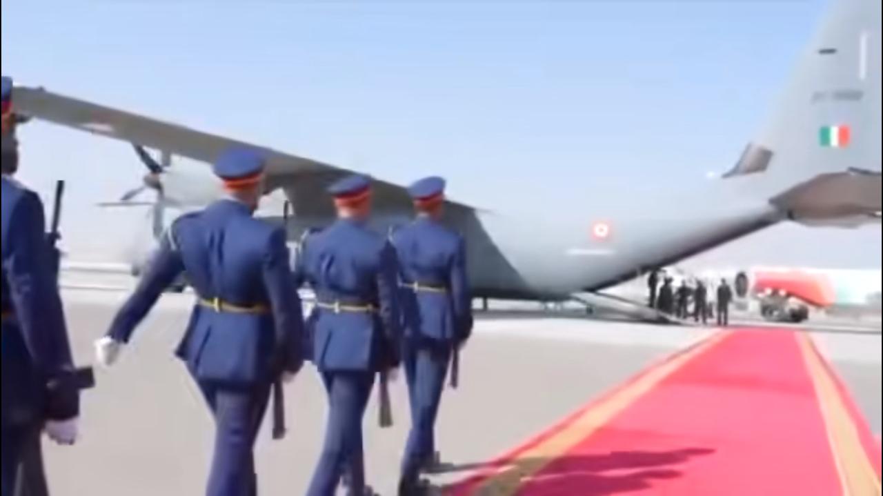 印度的英雄回家了，这位在迪拜飞行表演的飞行员，在最后时刻没有顾及自己的安危，为了