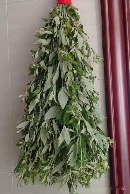 挂艾草被投诉家里亲戚拿了很多新鲜的艾草过来，我们自己整理再挂起来，我感觉没必要给