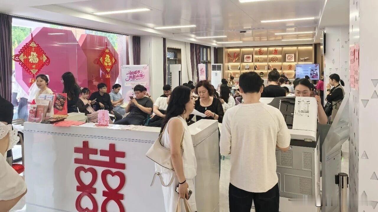 今日婚姻登记热度拉满，预计领证新人超千对，较去年同期上涨32.8%。
截至5月1