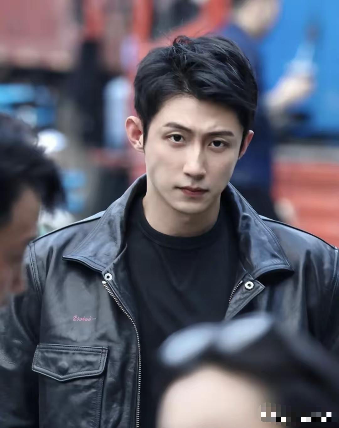 景瑜这孩子，
不能仔细看，
越仔细看，越会发现他最近好像有点
“不务正业”，放着