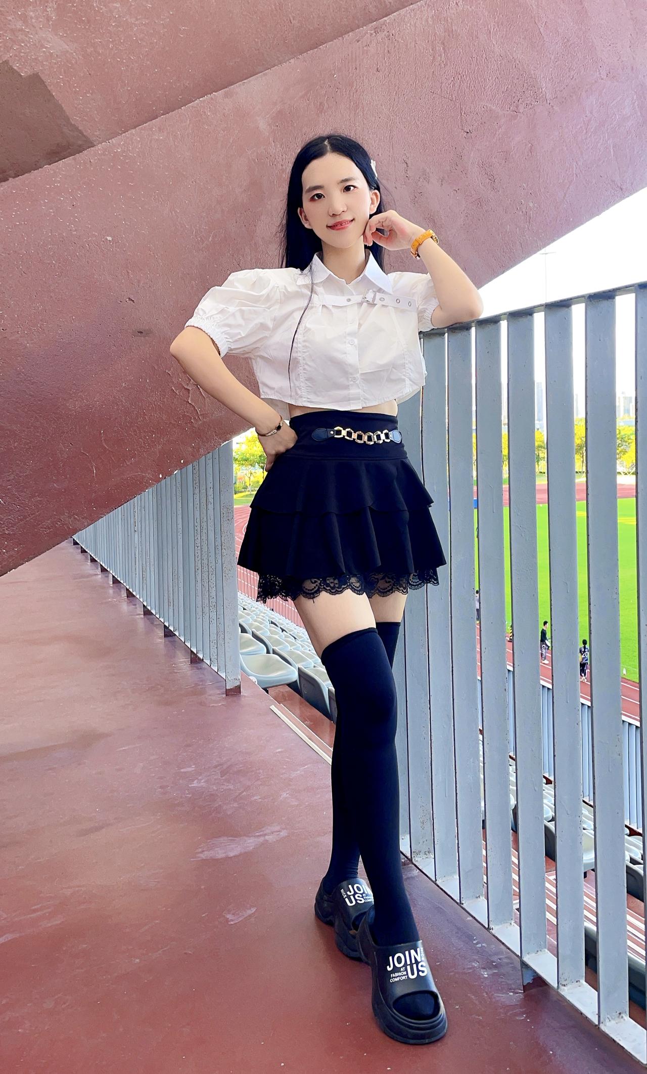 女生裙子应该怎么搭配短裙，膝盖以上的更显腿长