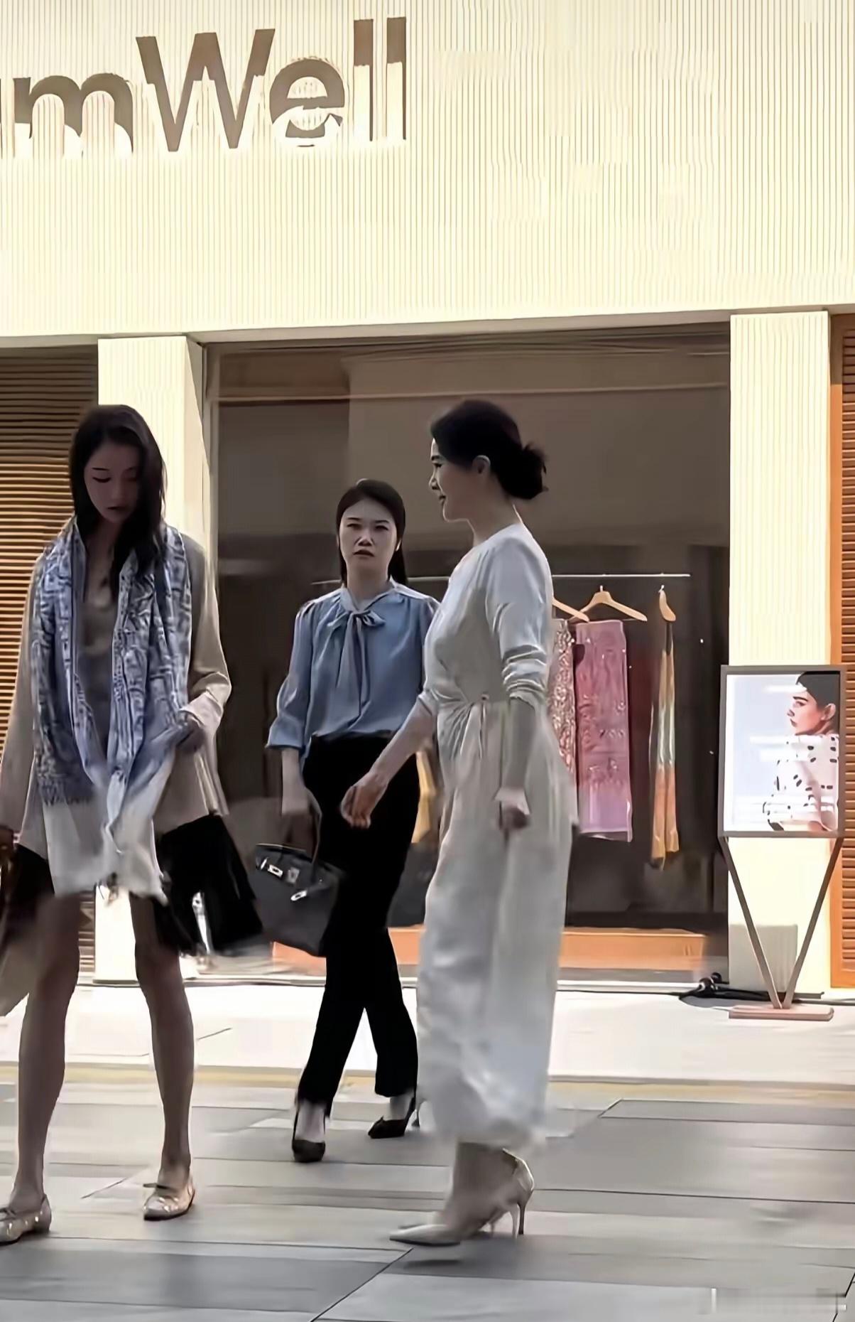 关晓彤在无锡万象城拍摄《红掌》，关晓彤美爆了，左小青在旁边一点不逊色，关晓彤穿着