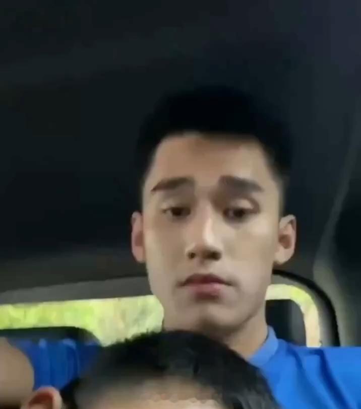 他什么来头，怎么帅成这样