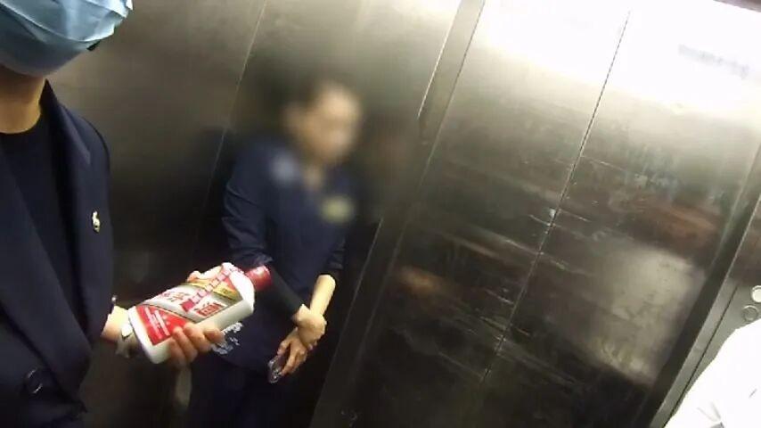 上海，一男子带了三瓶飞天茅台请客吃饭，待服务员准备上菜时，男子摸了摸酒瓶发现温度