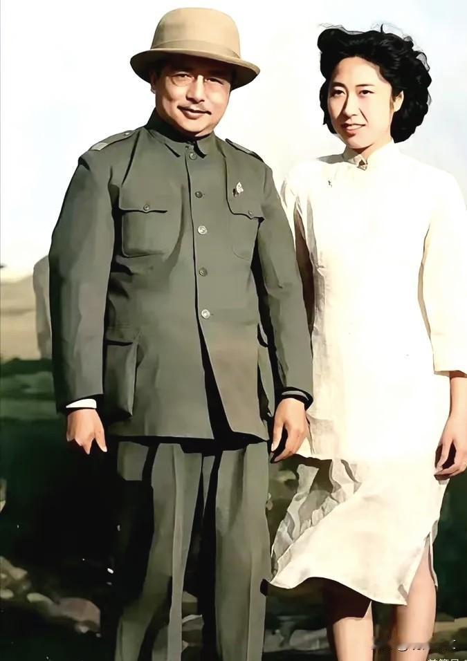 历史时光
1946年，李克农、王光美在北平机场留影。1946年，北平设立军事调处