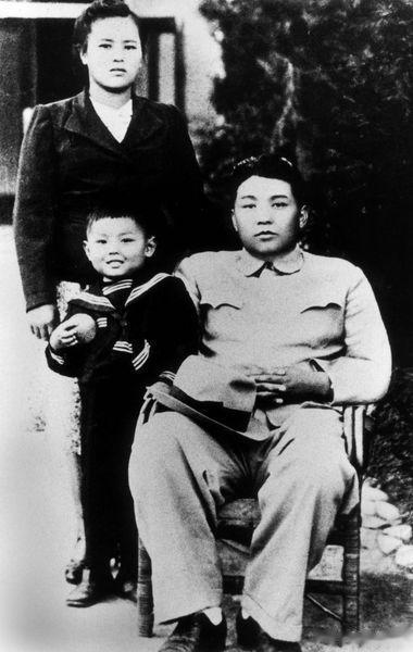母亲金正淑叮咛金正日：“第一次打枪，不能茫无目标地瞎打，要怀着雄心壮志，好好地打