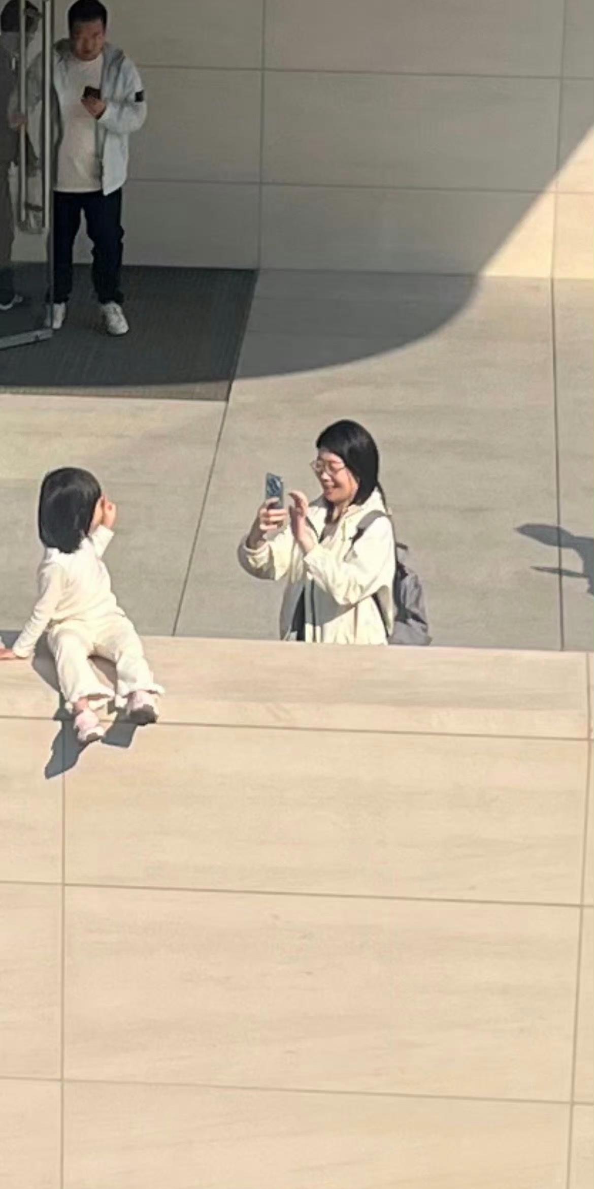 心大到离谱！把娃架在二楼围栏拍照，见过不负责任的家长，没见过这么拿孩子性命当儿戏