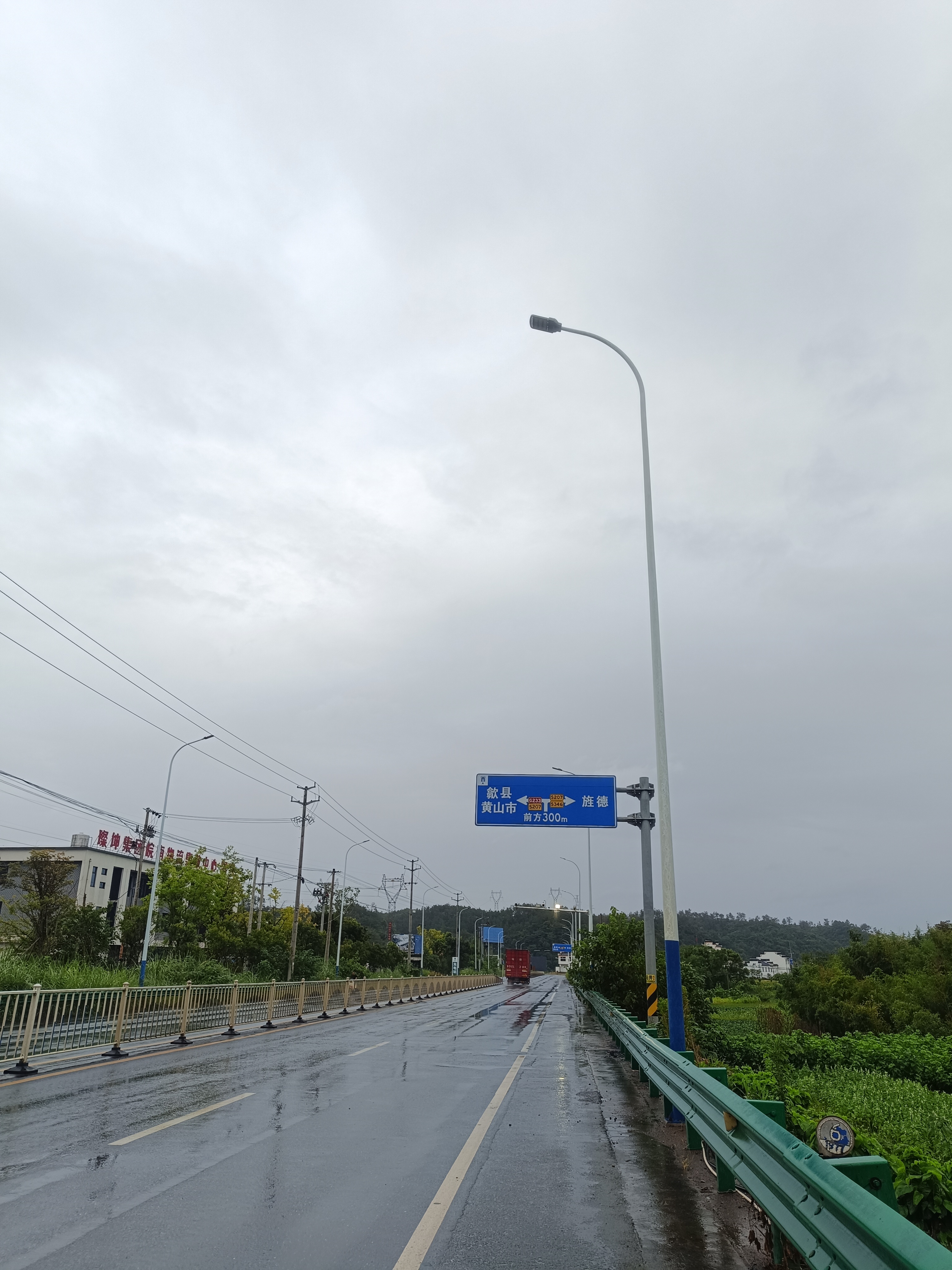 差点又到歙县了。今天有点发癫，现在浑身湿透，但很快乐。要是路上接到老母亲的电话，
