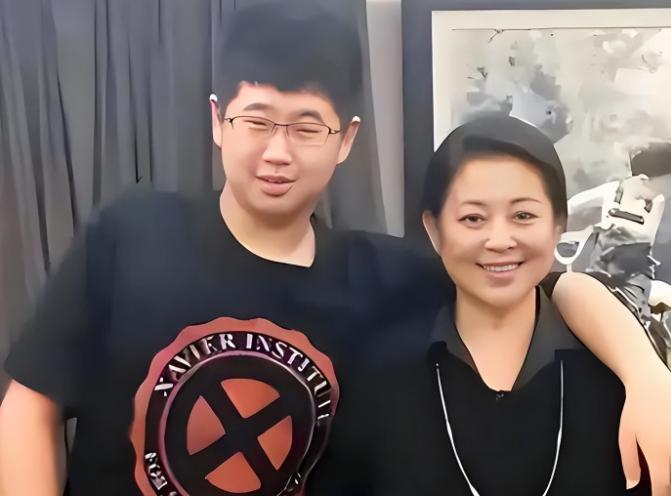 那个发誓永不叫妈的孩子，二十年后来手机备注是“妈”。
倪萍只做对一件事。
她把削