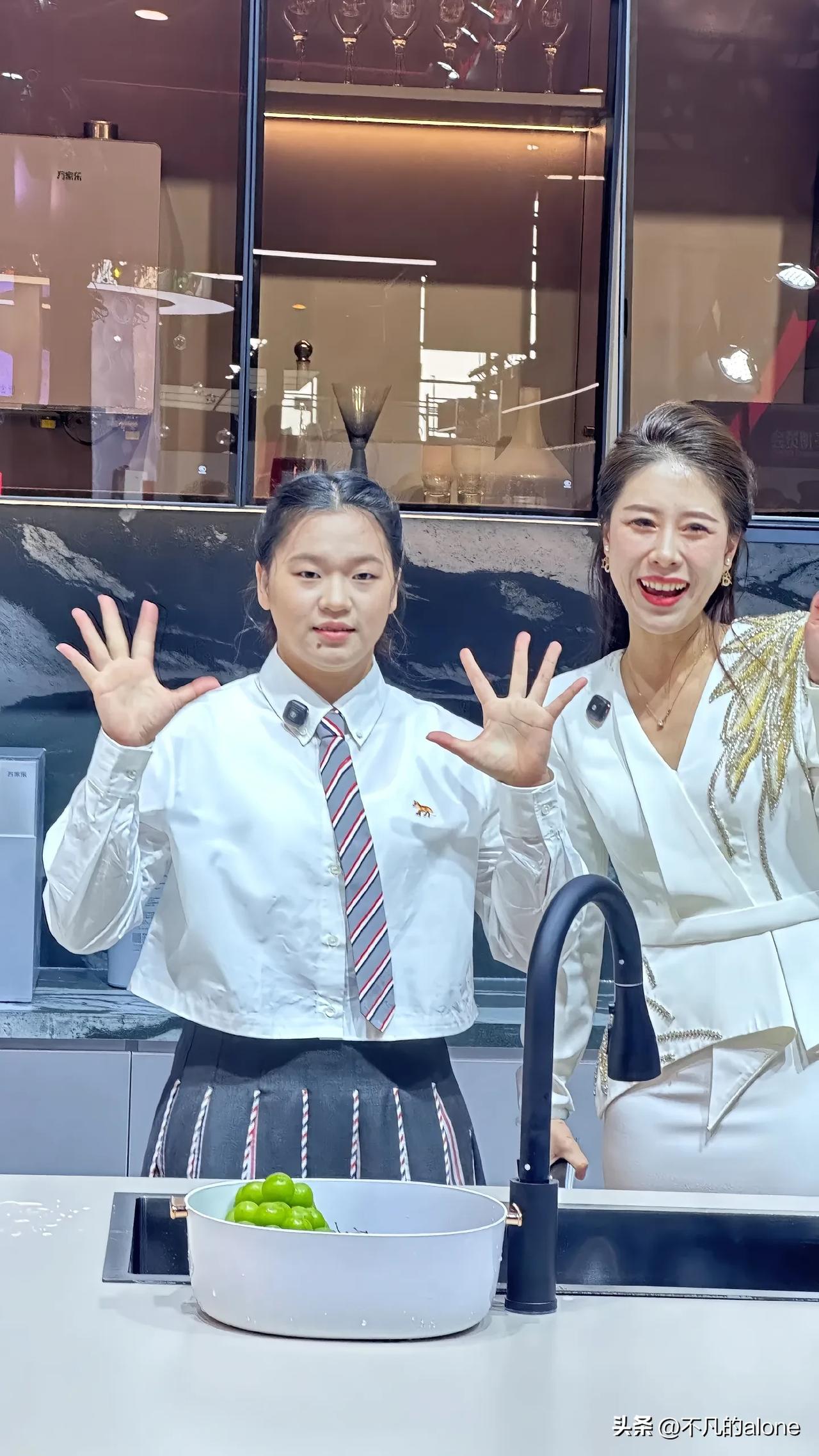 3月12日，全红婵受邀到上海出席万家乐品牌全球代言人签约仪式，婵宝稳居舞台C位。