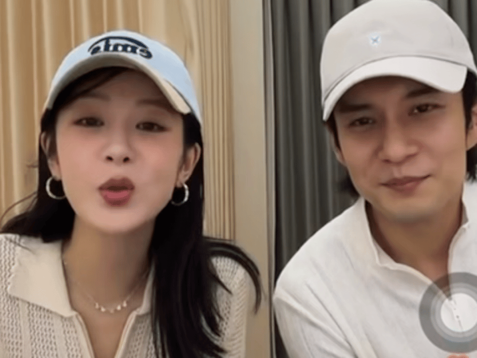 韩东君就这样走进杨紫直播间 看着两人穿着“亲子装”同框，瞬间觉得次元壁破了！韩东