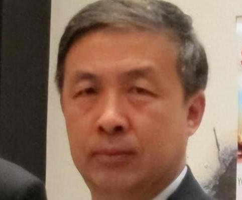“中国现在向美国投降还来得及！再晚就要‘跪着’了。”几年前，中国专家马臣曾公开宣