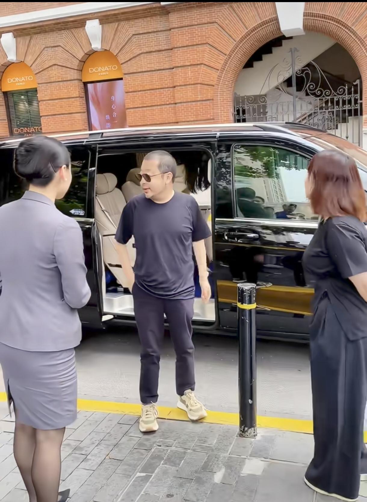 贾导穿个老头衫，不修边幅，也不影响人家在电影界的地位啊，你说气不气人[吐舌]这身