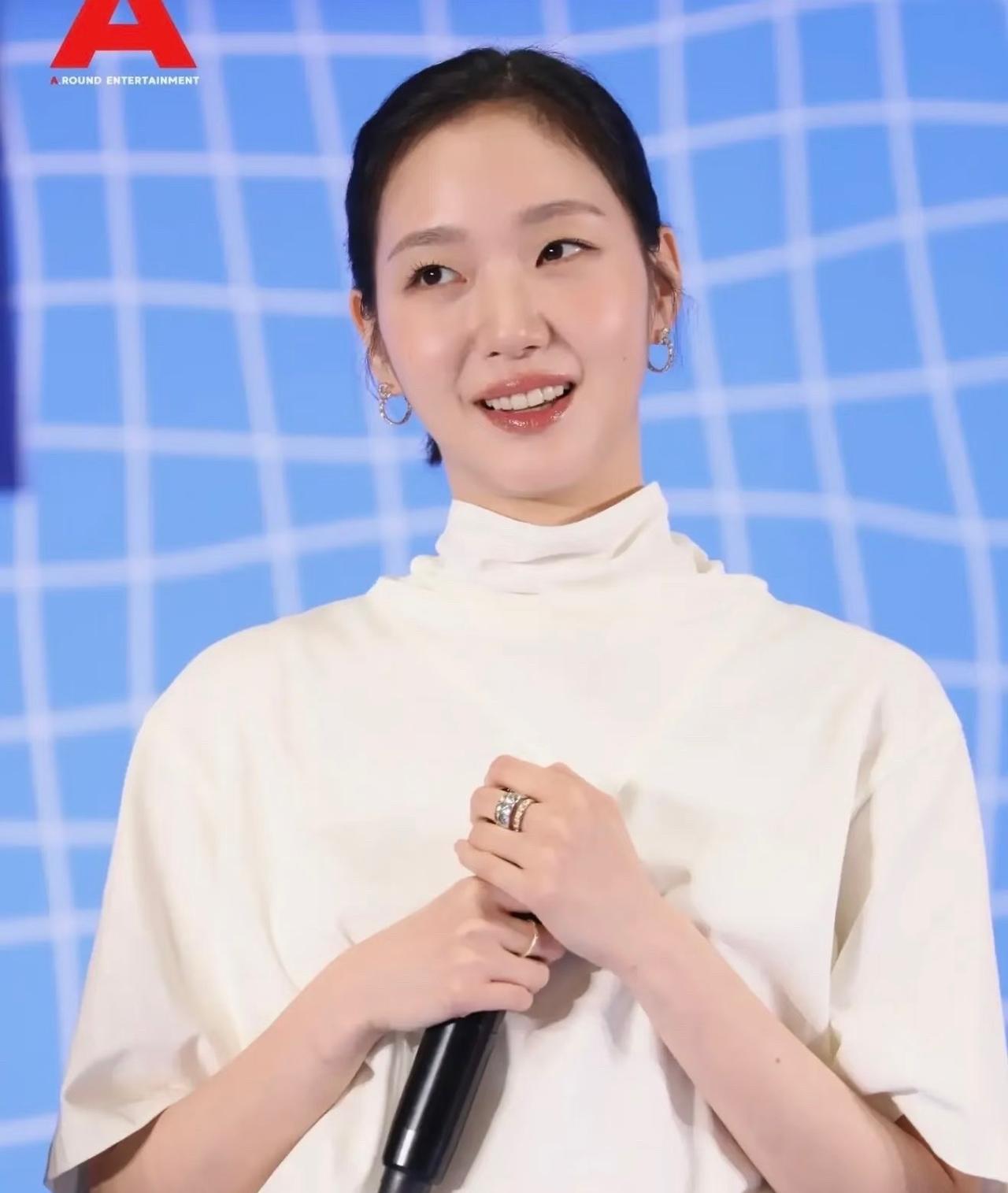金高银，清透美，法令纹入口了，要注意身体呀！ ​​​