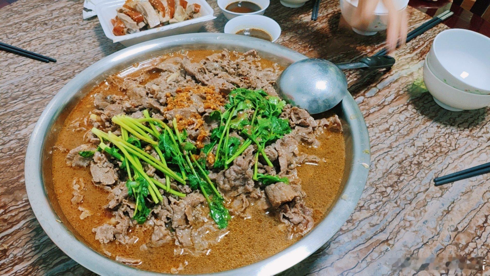 记录一下今天的饭，午饭黄辣丁煮米粉，下午吃了莲蓉蛋黄月饼，晚饭是妈妈牌水煮牛肉。
