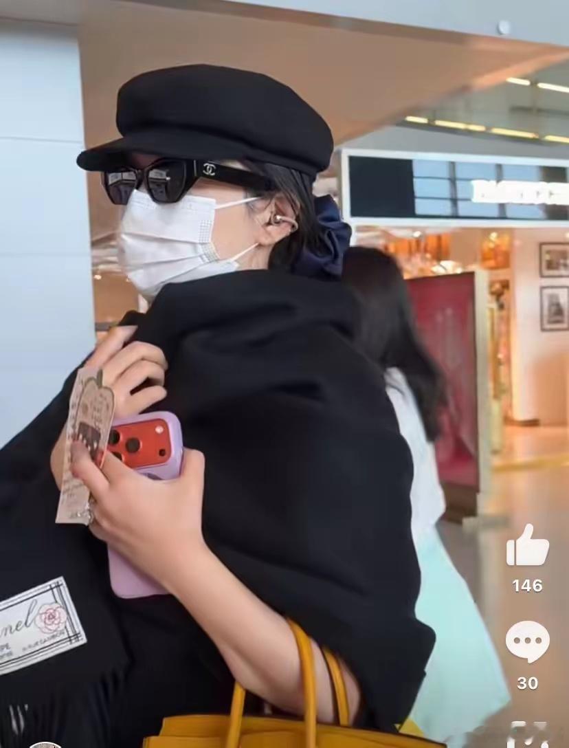 阚清子这是真富婆爱马仕背一个挎一个一个小的3万，大的价值10万，这是把首付挎身上
