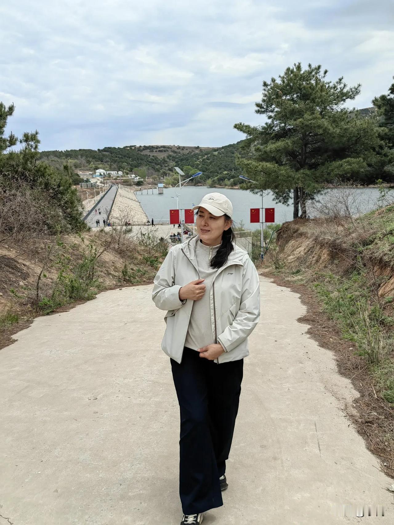 走进五月


这绿水青山
空气的甜
这泥土的松软
乡村的宁静
北方的五月
日暖风