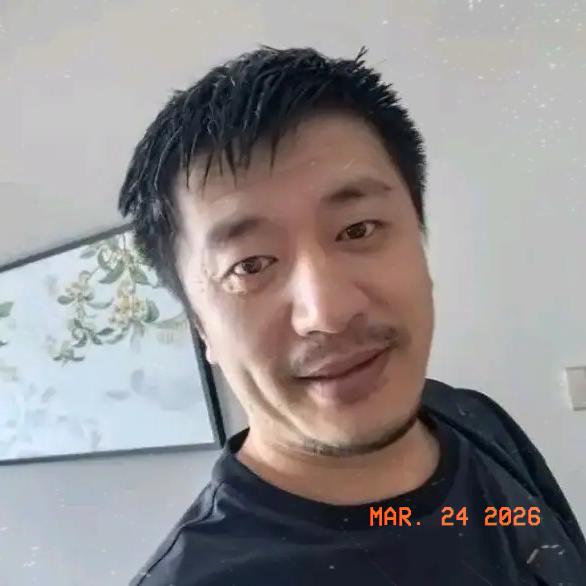 刷到张雪峰的消息，
我妈突然沉下脸念叨，
那句老话果然应验了，在张雪峰身上真是太