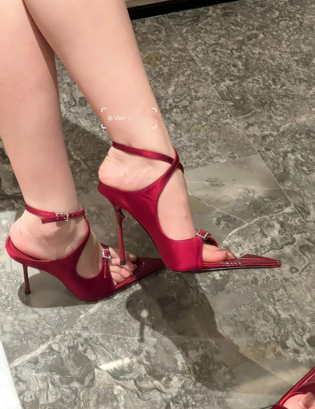 嗯……圣罗兰高跟鞋的头就没有不长不尖的😎
好帅好帅啊啊啊啊啊
ysl 圣罗兰 