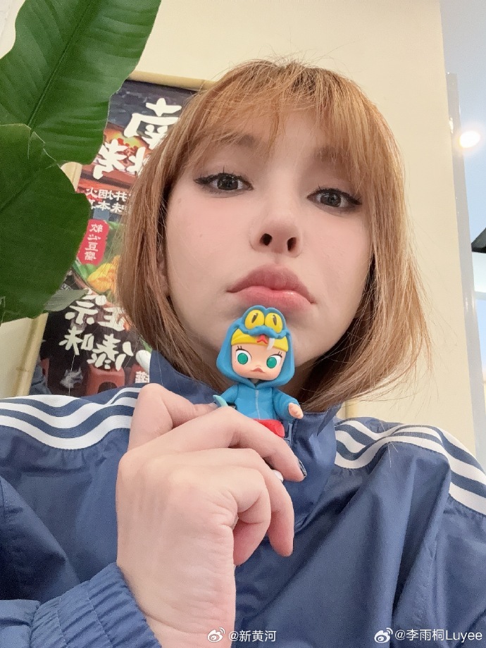 【#李雨桐说希望和高磊鑫联手# 】#李雨桐喊话薛之谦# 3月2日，连发多条微博喊