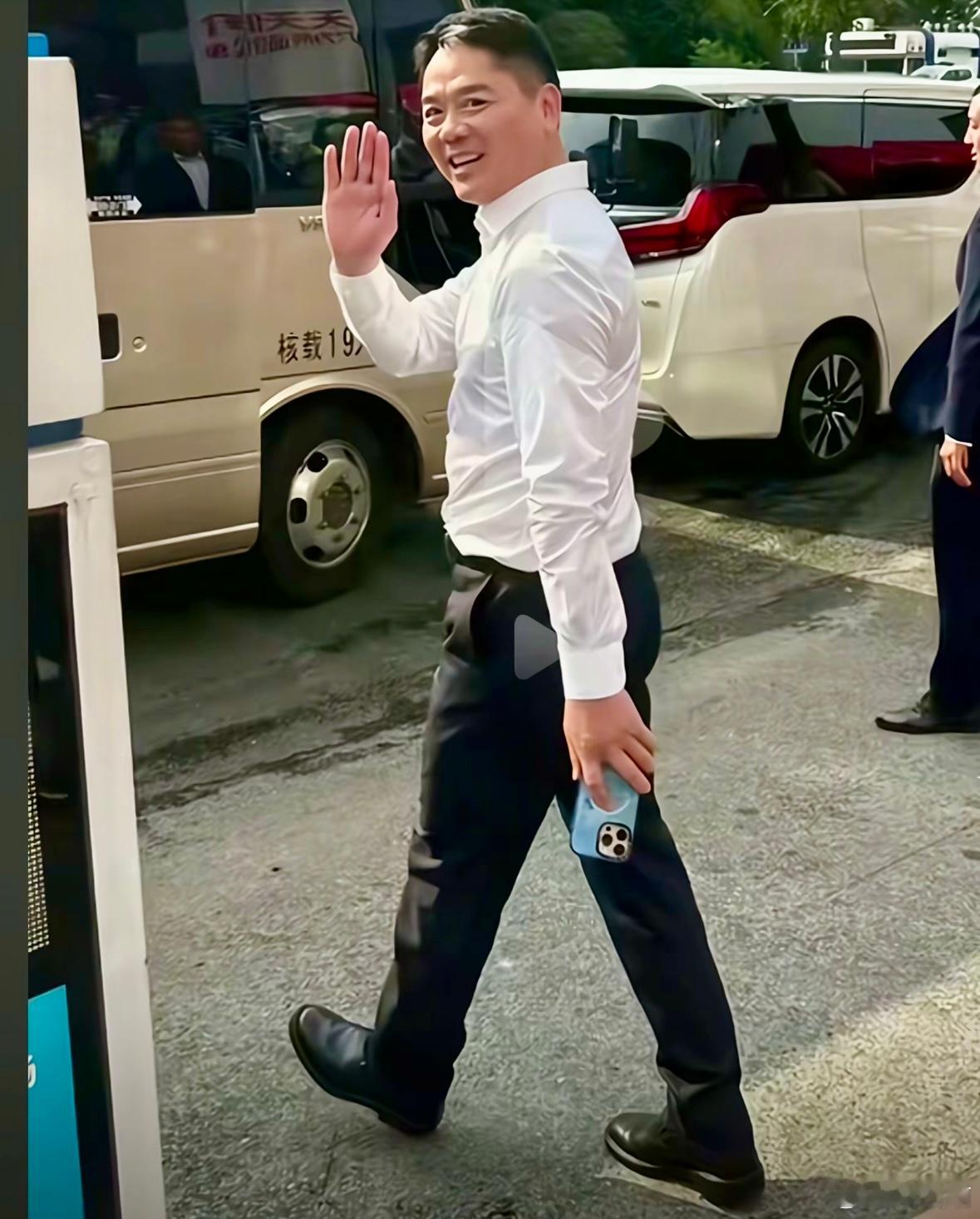 我这个人脸盲，看不清刘强东手机拿的是什么手机？[卡皮巴拉] ​​​