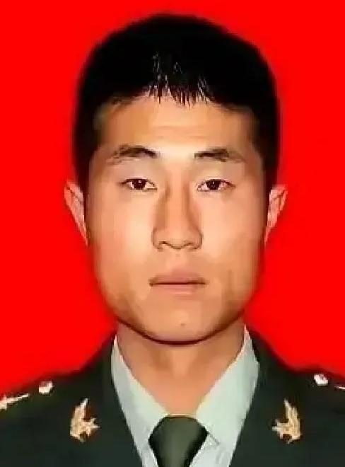 吴建，连长，第49架次第3名跳伞员。
 
跃出舱门的瞬间，他的世界翻了。降落伞不