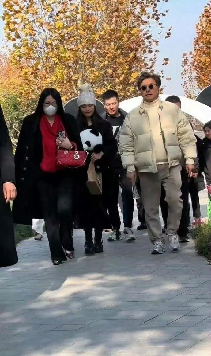 李湘王岳伦一家三口逛岳阳熊猫苑，李湘披着大衣好像女王，气场十足，王诗龄则是挽着爸