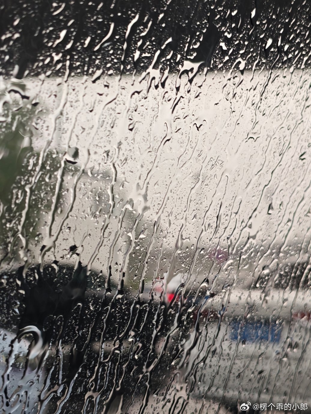 北京怎么也跟深圳一样突然之间下这么大雨😳还下太阳雨了 北京·首都机场T2航站楼