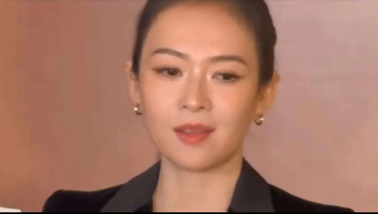 现在的章子怡，又差不多变回了她以前的模样，前段时间出现，脸蛋饱满圆润，似肿非肿的