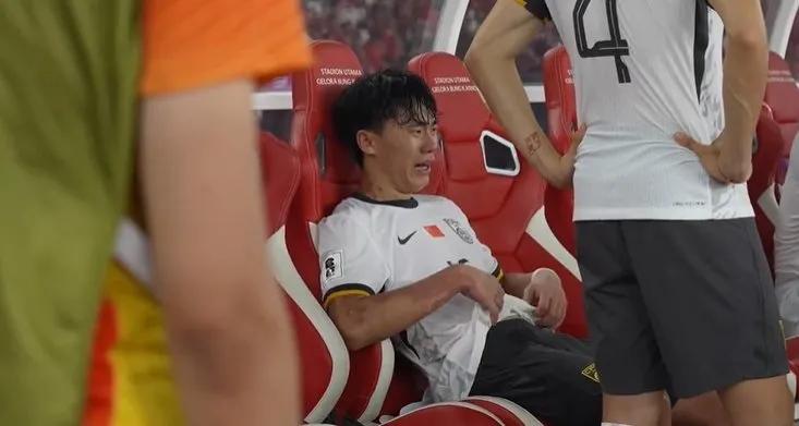 还好，国足还有这样的人：输球无缘世界杯后，胡荷韬在替补席上痛哭不止

国足客场0