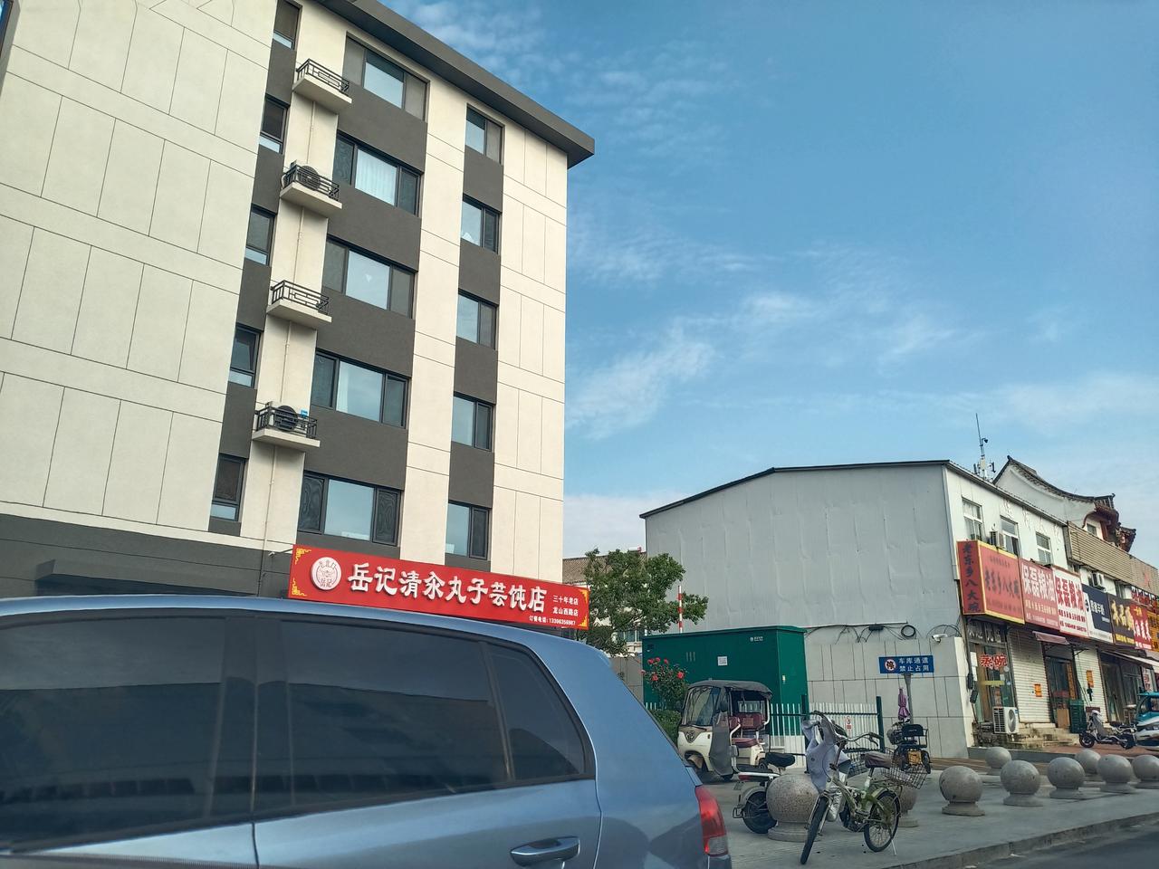 很多人提起“童心”，总下意识把它和“幼稚”“不经事”划上等号。

但真正见过生活