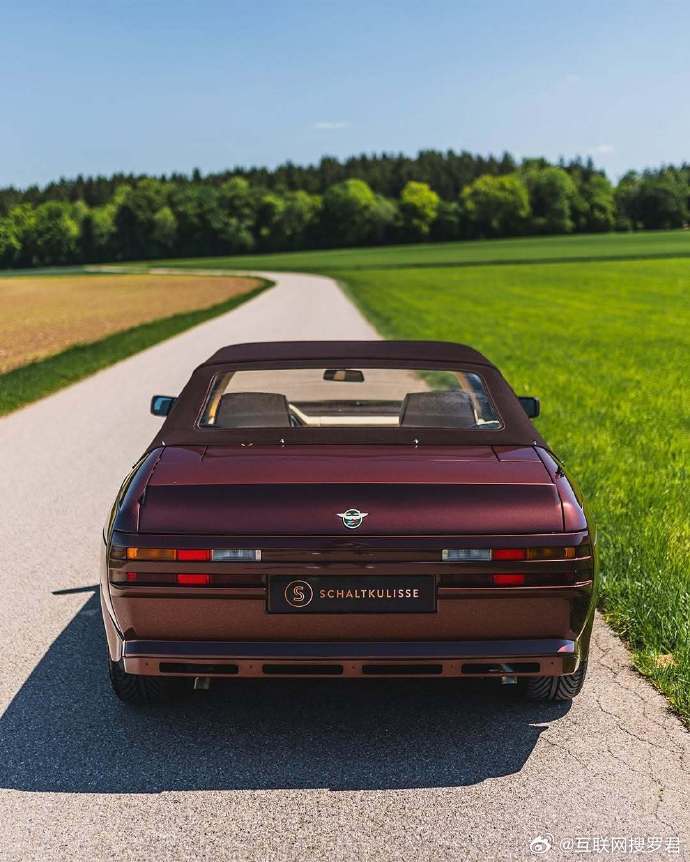 晴空绿野作背景，这台 V8 Zagato Volante 尽显老车韵味。意式设计
