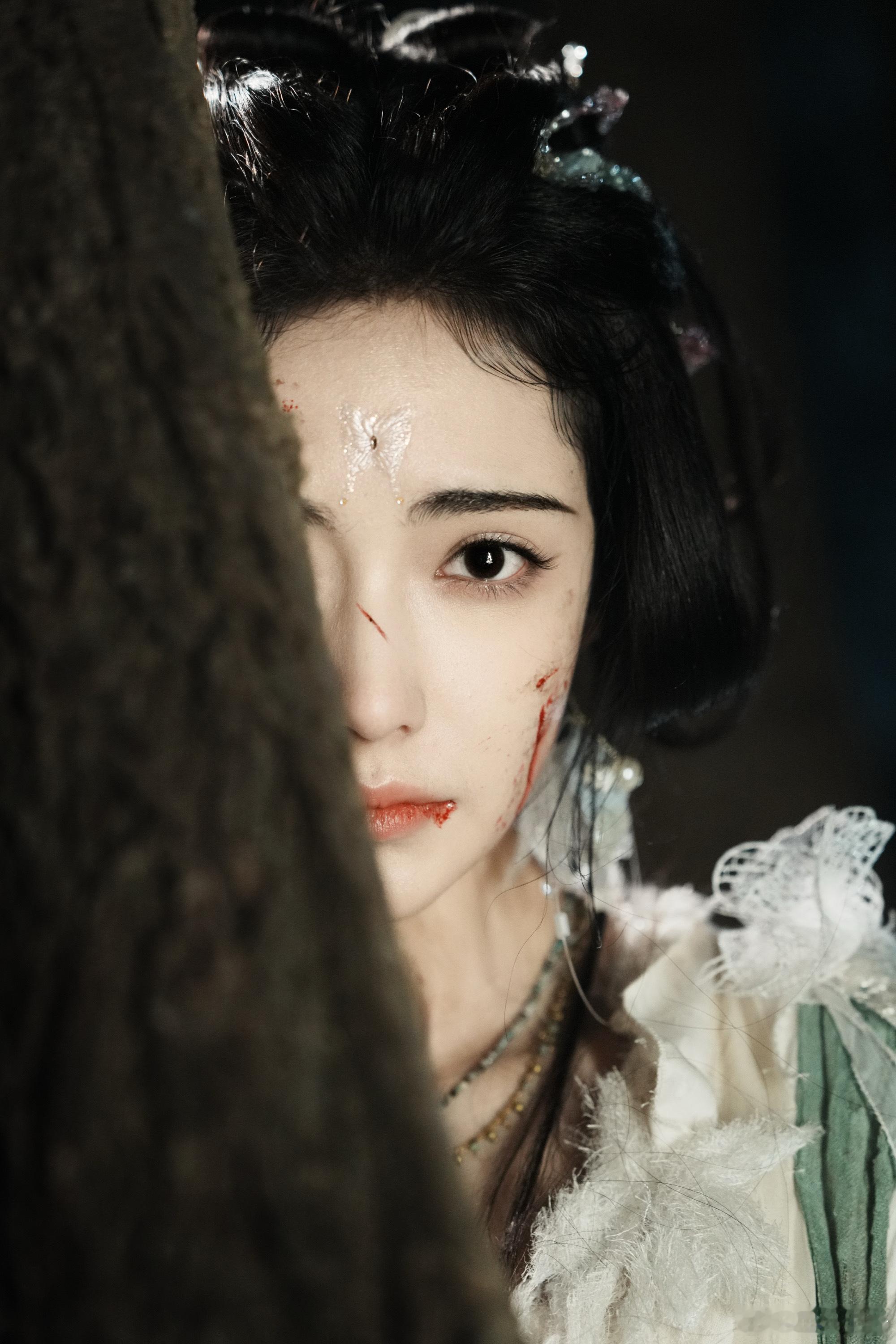 加奈那聊斋里走出的妖精 破碎长裙藏不住鲜活，面颊血痕衬得娇怯动人，眼神里的花仙灵